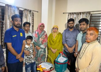 ফেনীর স্কুল শিক্ষিকা সৈয়দা খালেদা আক্তার পলিকে ঈদ উপহার পাঠিয়েছেন প্রধানমন্ত্রী।