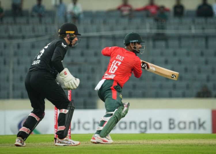 বৃষ্টি থামার পর ১৫ ওভারের খেলা শুরু