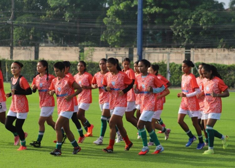 ব্যাংককে ঘাম ঝরাচ্ছেন দেশের নারী ফুটবলাররা