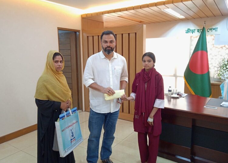 ক্রীড়া প্রতিমন্ত্রী মোঃ আমিনুল হক উন্নত চিকিৎসার জন্য তার পরিবারের হাতে নগদ আর্থিক সহায়তা তুলে দেন
