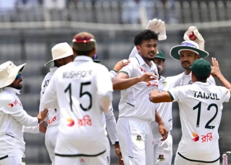 সতর্কতায় এগিয়ে যাচ্ছে পাকিস্তান