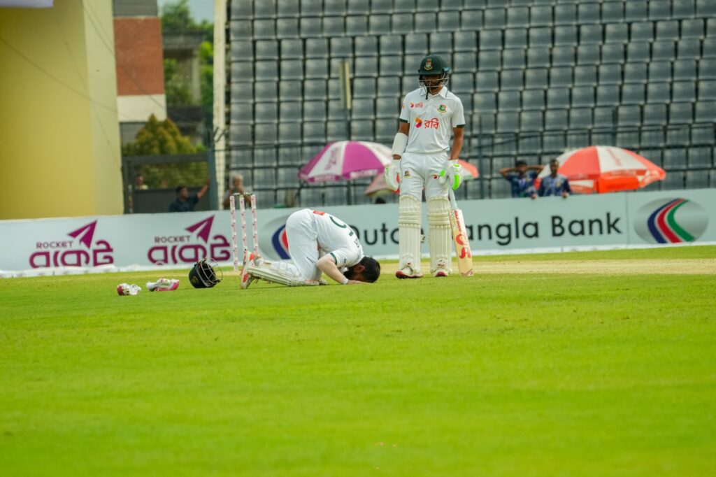 সিলেটে মুশফিকের রেকর্ড গড়া সেঞ্চুরি