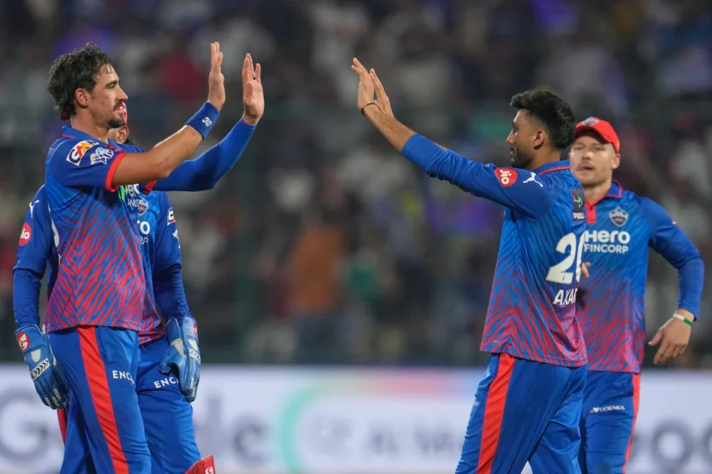 প্লে-অফে বেঙ্গালুরু- রেসে থাকল দিল্লি