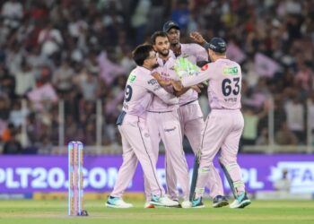 হায়দরাবাদকে হারিয়ে শীর্ষে গুজরাট