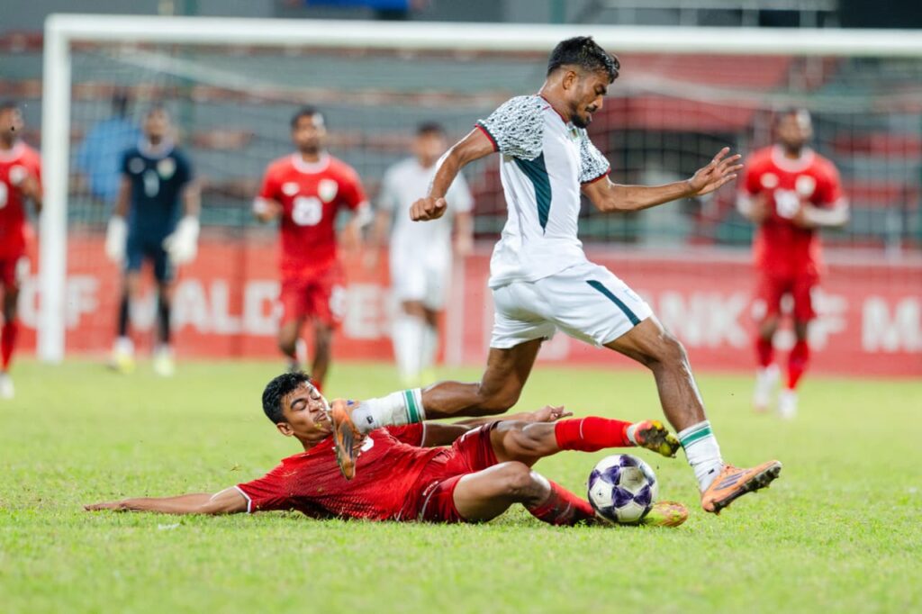 রেফারির একের পর এক বিতর্কিত সিদ্ধান্ত, দুই দলের খেলোয়াড়দের মধ্যে তুমুল মারামারি, গ্যালারির উত্তেজনা আর শেষ মুহূর্তে লাল কার্ডের জোড়া ধাক্কা