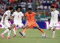 বল দখলের লড়াইয়ে মরক্কো ও নেদারল্যান্ডেসের খেলোয়াড়রা