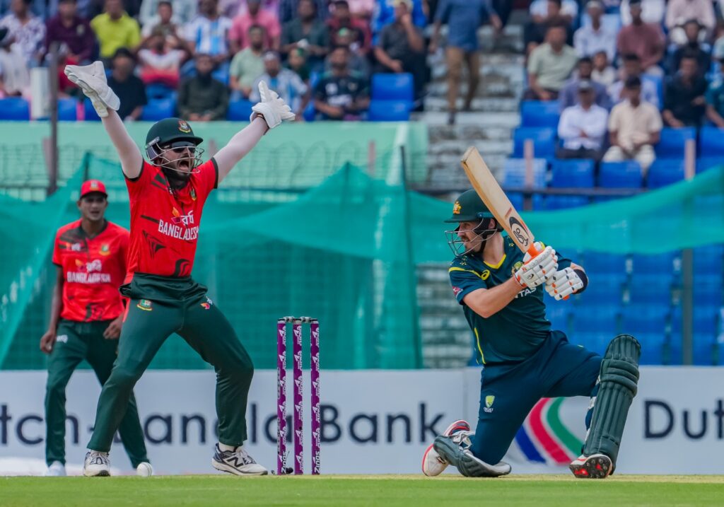 অস্ট্রেলিয়ার বিপক্ষে সিরিজে টিকে থাকার লড়াইয়ে টস হেরে ফিল্ডিংয়ে বাংলাদেশ । তিন ম্যাচের সিরিজে প্রথম টি-টোয়েন্টি হেরে ১-০ ব্যবধানে পিছিয়ে স্বাগতিক বাংলাদেশ। চট্টগ্রামের বীরশ্রেষ্ঠ শহীদ ফ্লাইট লেফটেন্যান্ট মতিউর রহমান স্টেডিয়ামে সিরিজের দ্বিতীয় ম্যাচ শুরু হবে দুপুর ২টায়। ঢাকায় ইতিহাস গড়ে অস্ট্রেলিয়ার বিপক্ষে ২-১ ব্যবধানে ওয়ানডে সিরিজ জয় করে বাংলাদেশ। সে কারনে আত্মবিশ্বাস নিয়েই টি-টোয়েন্টি সিরিজে খেলতে নামে টাইগাররা। কিন্তু সিরিজের প্রথম ম্যাচেই হোঁচট খায় স্বাগতিকরা। চট্টগ্রামে ব্যাটারদের ব্যর্থতায় ৪ উইকেটের হার দিয়ে সিরিজ শুরু করতে হয় বাংলাদেশকে।