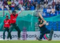 অস্ট্রেলিয়ার বিপক্ষে সিরিজে টিকে থাকার লড়াইয়ে টস হেরে ফিল্ডিংয়ে বাংলাদেশ । তিন ম্যাচের সিরিজে প্রথম টি-টোয়েন্টি হেরে ১-০ ব্যবধানে পিছিয়ে স্বাগতিক বাংলাদেশ। চট্টগ্রামের বীরশ্রেষ্ঠ শহীদ ফ্লাইট লেফটেন্যান্ট মতিউর রহমান স্টেডিয়ামে সিরিজের দ্বিতীয় ম্যাচ শুরু হবে দুপুর ২টায়। ঢাকায় ইতিহাস গড়ে অস্ট্রেলিয়ার বিপক্ষে ২-১ ব্যবধানে ওয়ানডে সিরিজ জয় করে বাংলাদেশ। সে কারনে আত্মবিশ্বাস নিয়েই টি-টোয়েন্টি সিরিজে খেলতে নামে টাইগাররা। কিন্তু সিরিজের প্রথম ম্যাচেই হোঁচট খায় স্বাগতিকরা। চট্টগ্রামে ব্যাটারদের ব্যর্থতায় ৪ উইকেটের হার দিয়ে সিরিজ শুরু করতে হয় বাংলাদেশকে।
