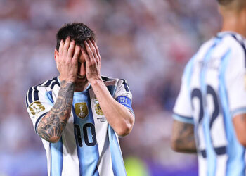 দলের গোল হজমের পর হতাশ আর্জেন্টিনা অধিনায়ক লিওনেল মেসি