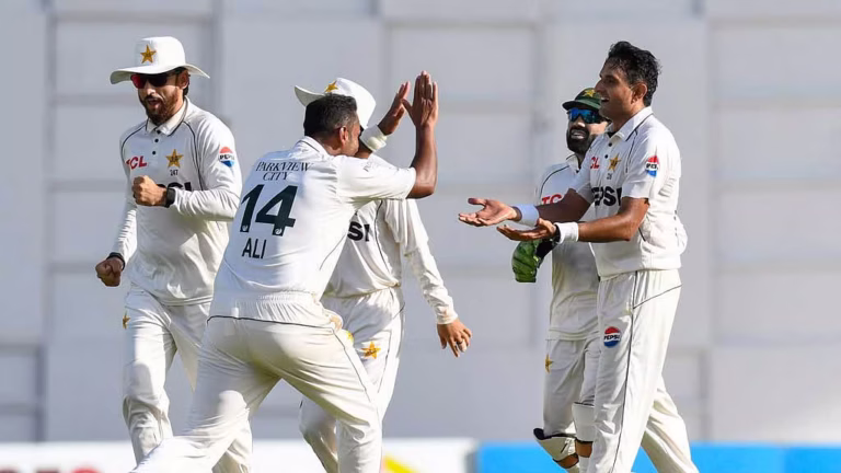 ১৪ উইকেটের নাটকীয় দিনে জমে উঠল ত্রিনিদাদ টেস্ট