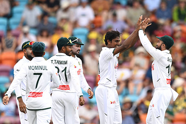 ২৩ বছর পর অস্ট্রেলিয়ায় টেস্ট, শুরুতেই হাসানের আঘাত