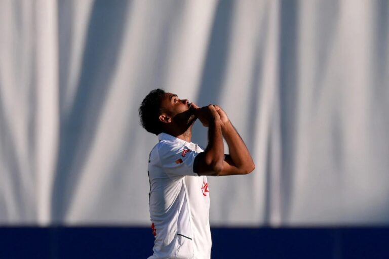 শরিফুলের ঐতিহাসিক সাত উইকেট, ১৪৬ রানে পিছিয়ে বাংলাদেশ