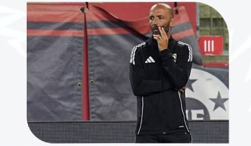 নারী রেফারিকে ‘এটা পুরুষের খেলা’ বলায় কোচ বরখাস্ত