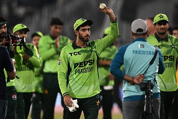 আরাফাত মিনহাসের অলরাউন্ড নৈপুণ্যে বিধ্বস্ত ইংল্যান্ড